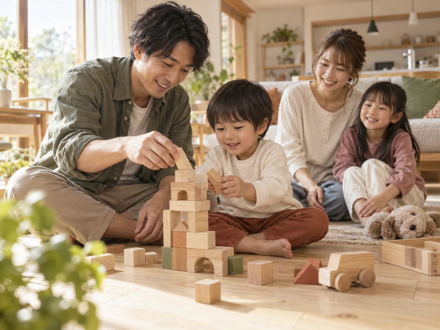 明るい木の床で、親子が一緒に積み木で遊ぶ家族の暮らしのイメージ